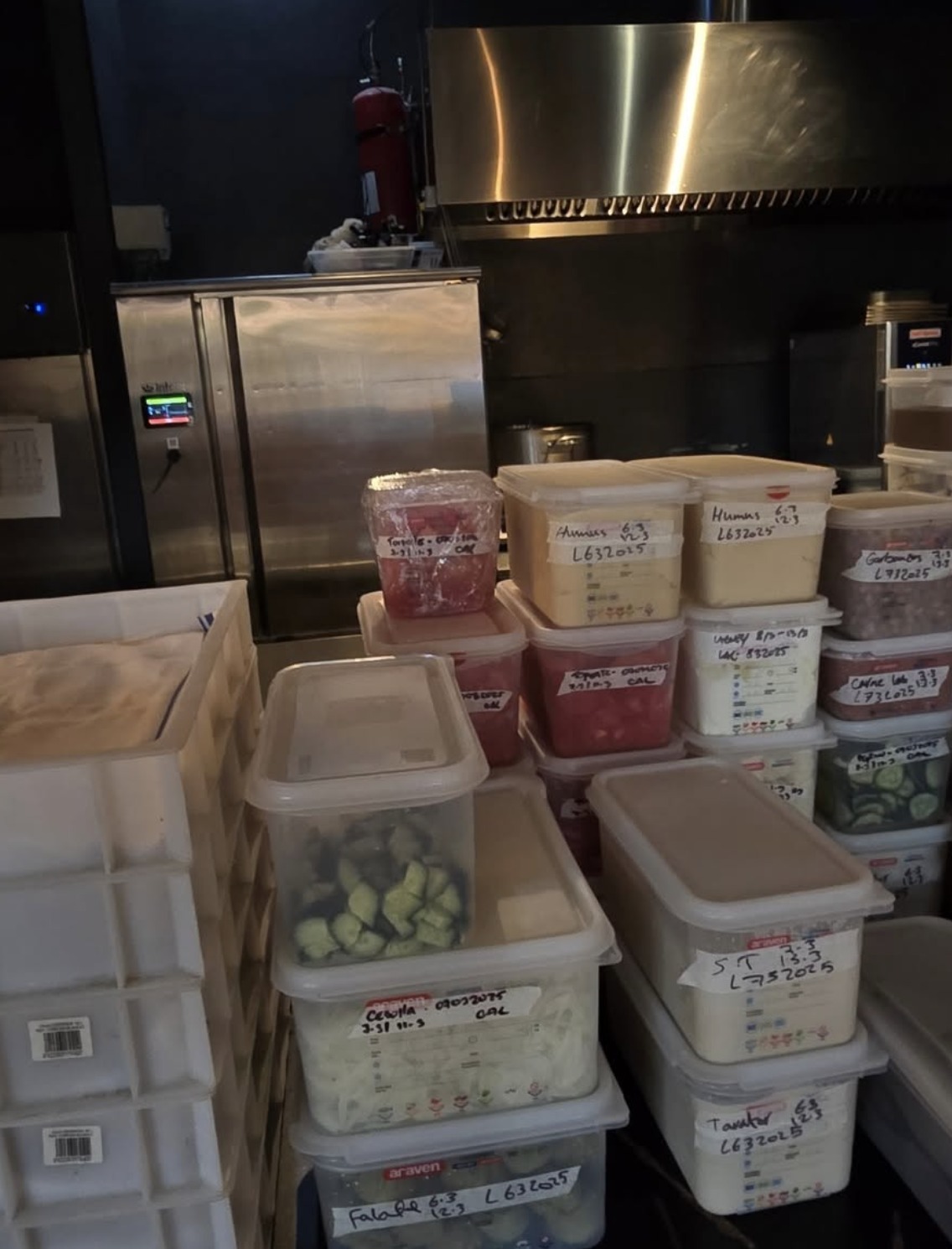 Preparaciones caseras etiquetadas en la cocina de producción