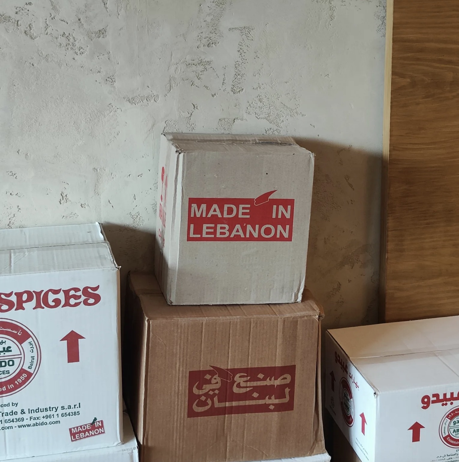 Cajas de especias e ingredientes traídos del Líbano