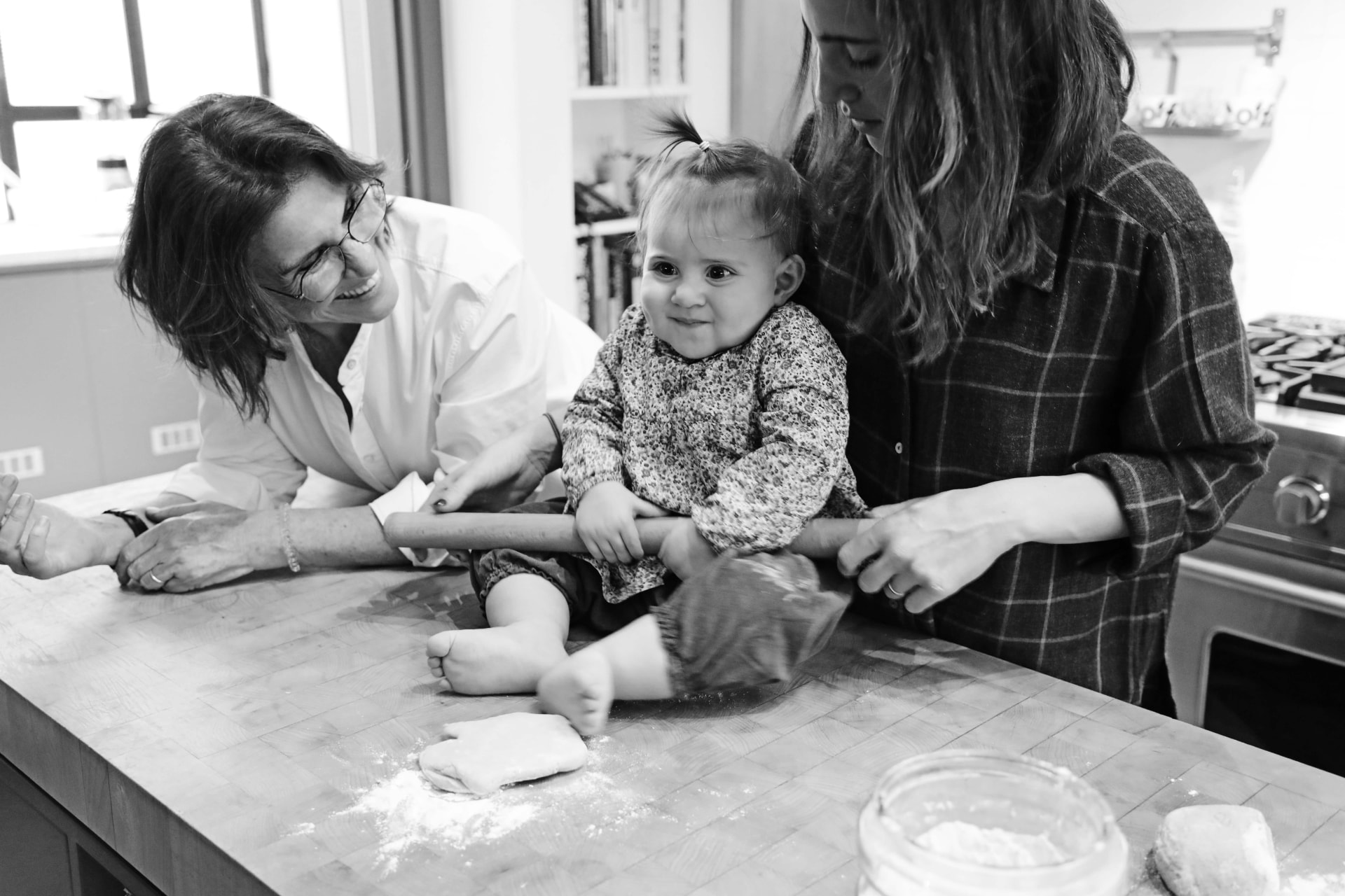 Tres generaciones amasando juntas en la cocina