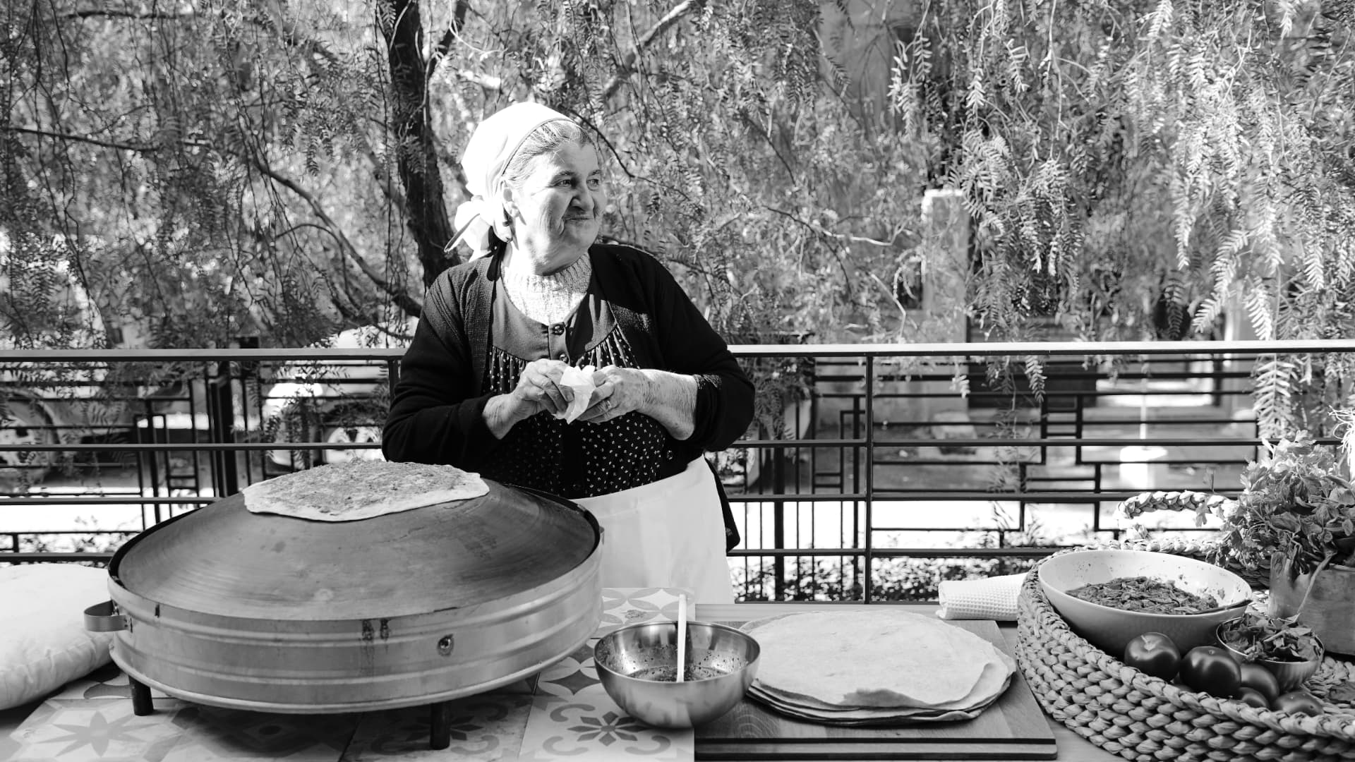 La mamá de Makan preparando masa saj