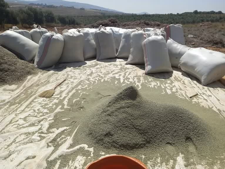 Sacos de trigo secándose al sol en Líbano