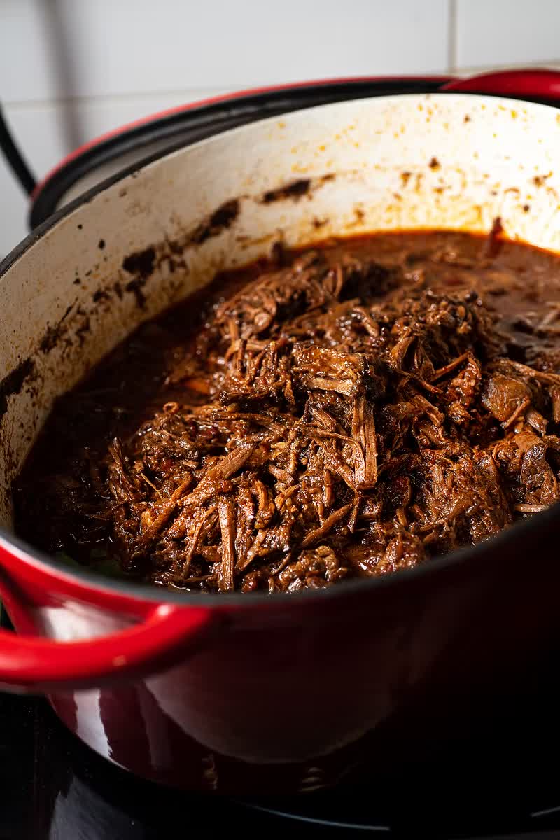 Cerdo pulled marinado cocinándose en la olla