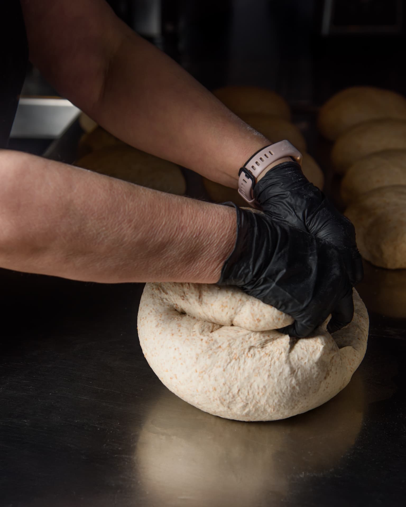 Bola de masa trabajada a mano en el obrador