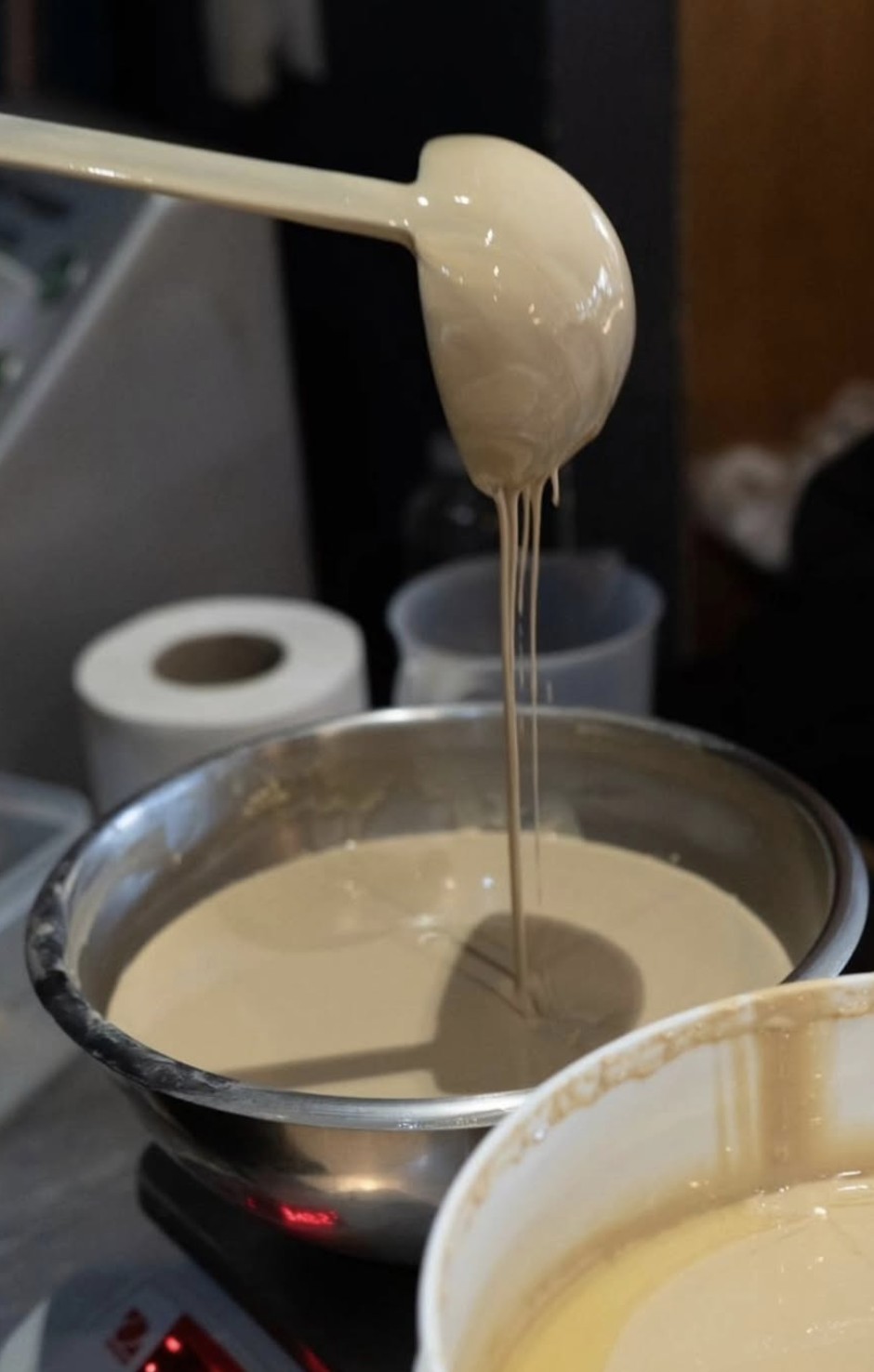 Salsa de tahini casera cayendo del cazo