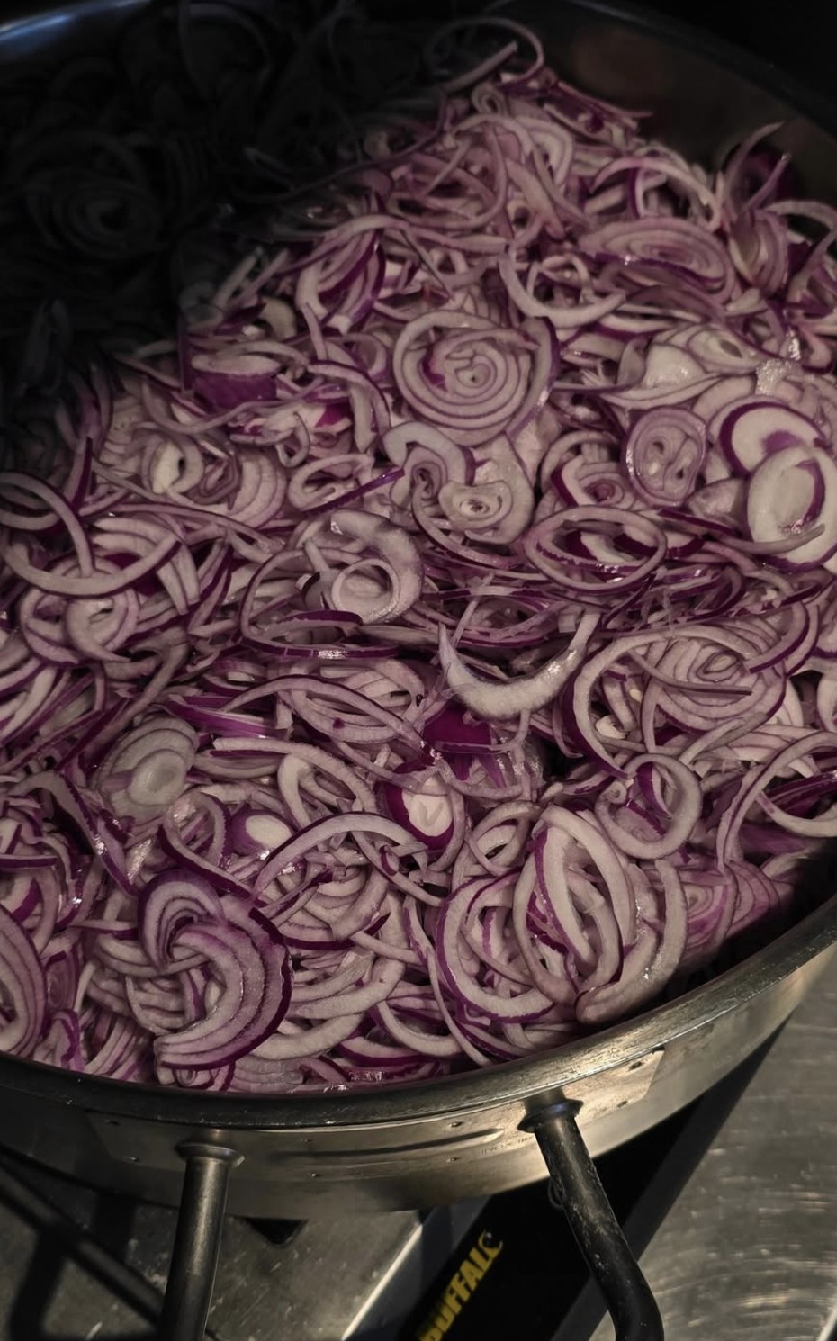 Cebolla morada cortada finamente en una olla