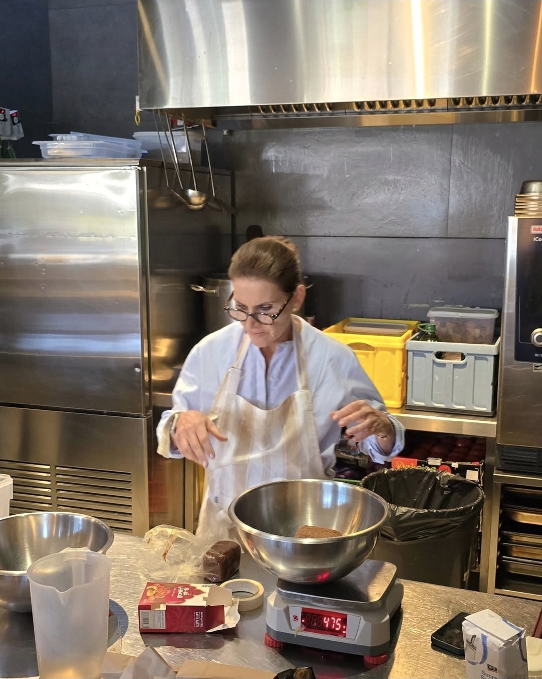 Pesando los ingredientes de la masa en la cocina de Makan