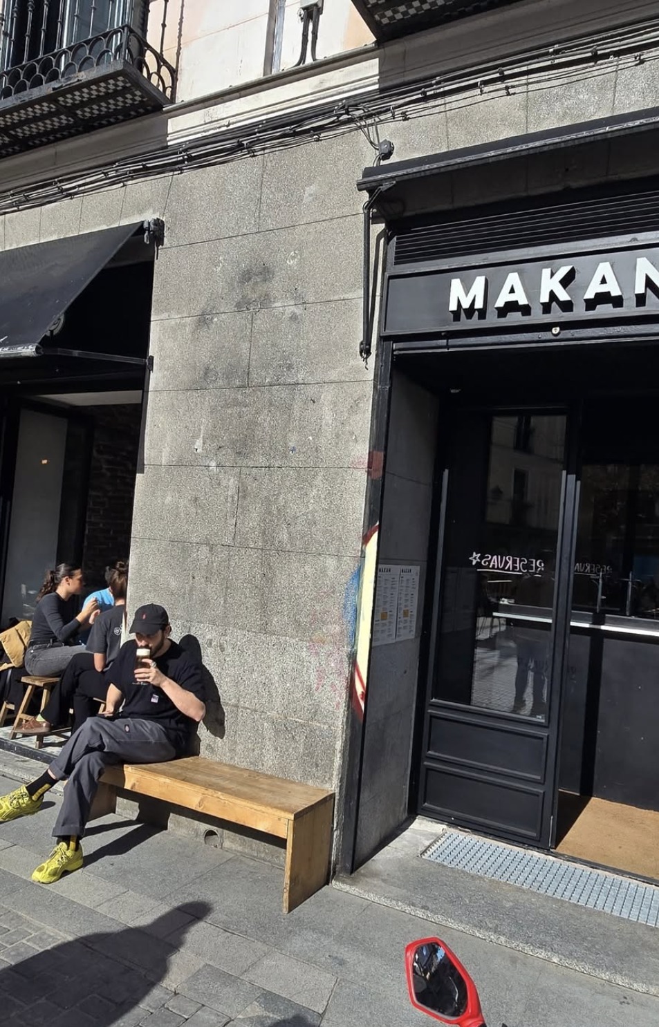Fachada de Makan con la terraza y el letrero en Madrid