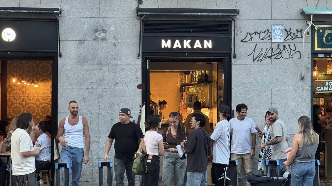 Entrada de Makan con clientes