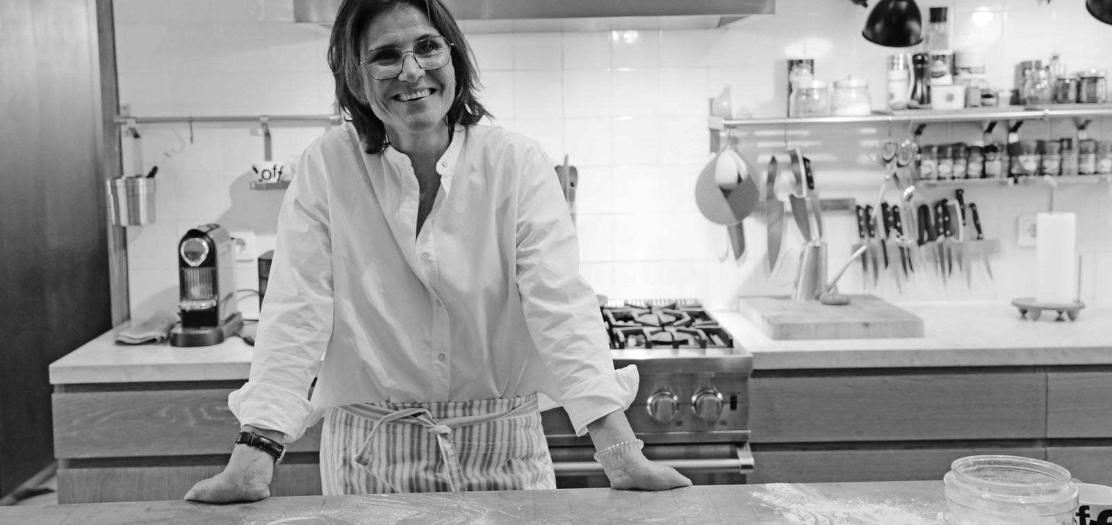 Caline, la madre y matrona de Makan, en su cocina