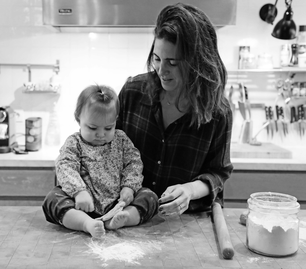 Youmna amasando en la cocina con su hija