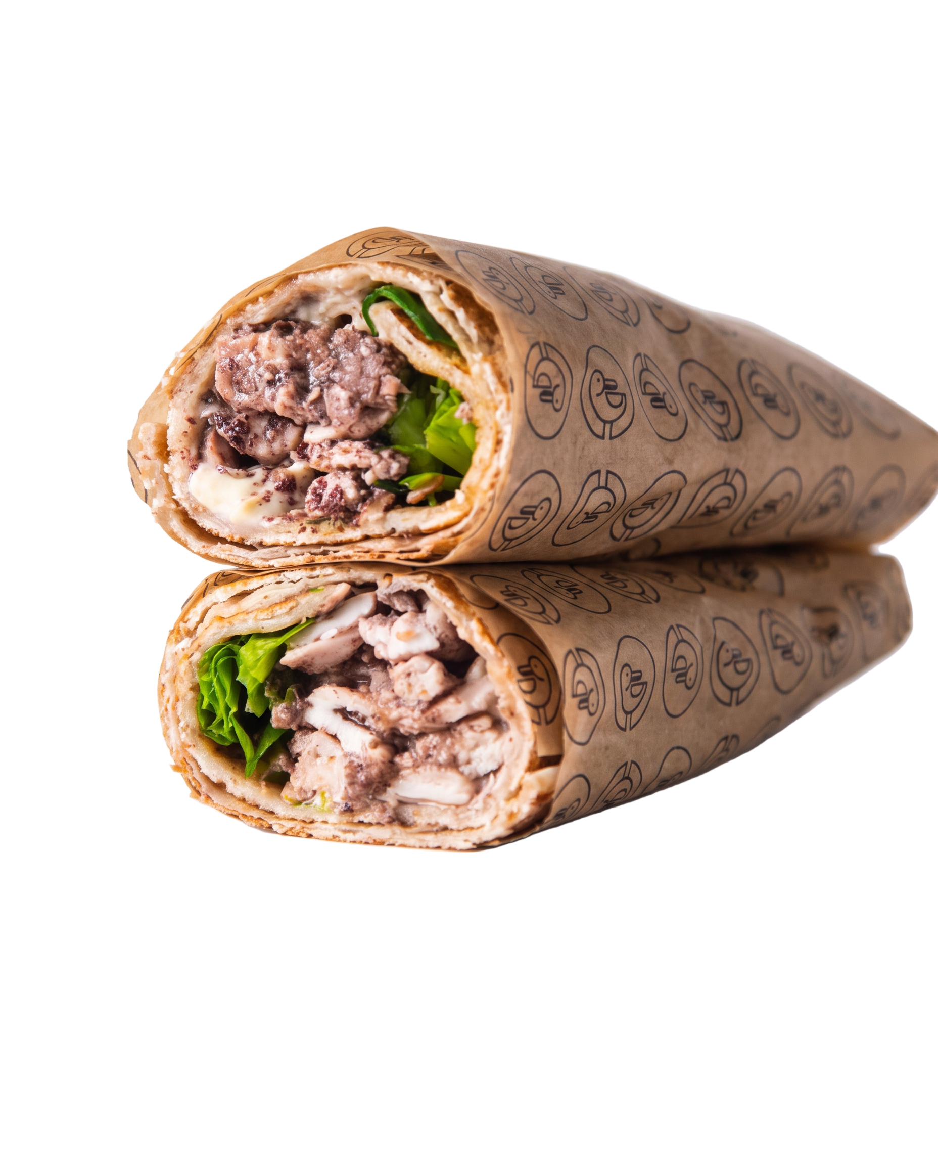 Wrap de pollo con labneh y hierbas cortado por la mitad